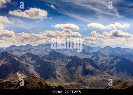 Panoramablick vom Pic du Midi de Bigorre in den französischen Pyrenäen. Aneto und Monte Perdido können von der Sternwarte aus gesehen werden, die mit der Seilbahn erreicht wird. Stockfoto