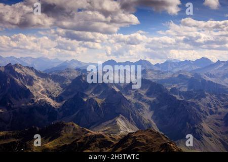 Panoramablick vom Pic du Midi de Bigorre in den französischen Pyrenäen. Aneto und Monte Perdido können von der Sternwarte aus gesehen werden, die mit der Seilbahn erreicht wird. Stockfoto