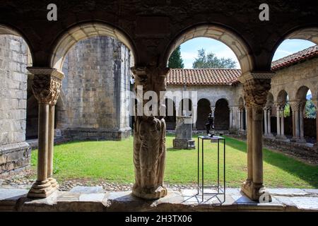 Kreuzgang an der Kathedrale Saint Bertrand de Comminges. Eine romanische Kirche Teil des Saint James Way. Ocitanien. Frankreich. Stockfoto