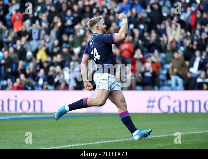 Der schottische Kyle Steyn feiert seinen vierten Versuch während des Spiels der Herbstnationen-Serie im BT Murrayfield Stadium, Edinburgh. Bilddatum: Samstag, 30. Oktober 2021. Stockfoto