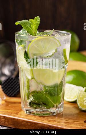 Mojito cocktail mit Limette, Minze und Eis Stockfoto