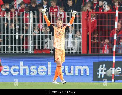 Berlin, Deutschland. 30. Oktober 2021. firo 1. Bundesliga. 2021/2022 Fußball: Fuvuball: 30.10.2021 Union Berlin - FC Bayern Mvºnchen München Manuel Neuer, ganze Figur, Geste Credit: dpa/Alamy Live News Stockfoto