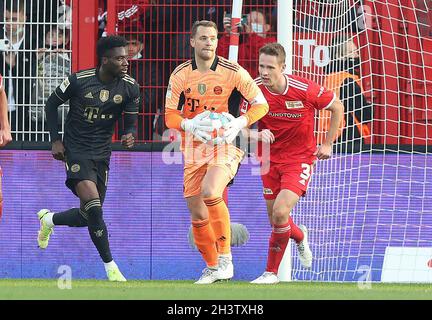 Berlin, Deutschland. 30. Oktober 2021. firo 1. Bundesliga. 2021/2022 Fußball: Fuvuball: 30.10.2021 Union Berlin - FC Bayern Mvºnchen München Manuel Neuer, ganze Figur, individuelle Aktion Credit: dpa/Alamy Live News Stockfoto