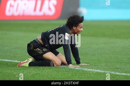 Berlin, Deutschland. 30. Oktober 2021. firo 1. Bundesliga. 2021/2022 Fußball: Fuvuball: 30.10.2021 Union Berlin - FC Bayern Mvºnchen München Leroy Sane, am, Boden Credit: dpa/Alamy Live News Stockfoto