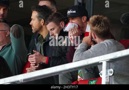 Der Besitzer von Wrexham, Rob McElhenney (rechts), reagiert während des Spiels der Vanarama National League auf dem Rennbahngelände in Wrexham. Bilddatum: Samstag, 30. Oktober 2021. Stockfoto