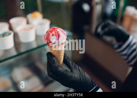 Belag verschiedener Geschmacksrichtungen für gefrorenen Joghurt oder Eis Stockfoto