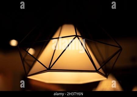 Innenbeleuchtung. Lampe mit warmem Licht. Licht im Restaurant  Stockfotografie - Alamy