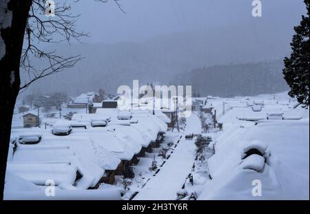 Ouchi-Juku, ein Viertel mit erhaltenen Reetdachgebäuden in Shimogo, Präfektur Fukushima, Japan. Stockfoto