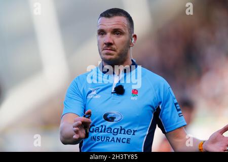 30. Oktober 2021; Cinch Stadium in Franklin Gardens, Northampton, England; Gallagher Premiership Rugby, Northampton Saints gegen Leicester Tigers; Referee Tom Foley Stockfoto