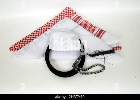 Arabisches traditionelles Bekleidungszubehör Agal, islamische Mütze und Rosenkranz, Shemagh mit weißem Ghutrah isoliert auf weißem Hintergrund Stockfoto