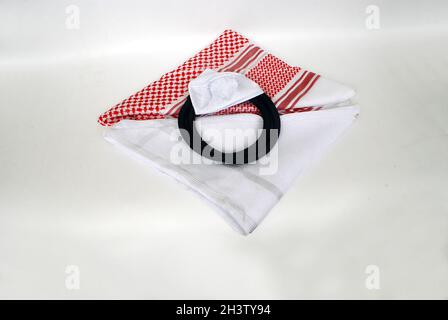 Arabisches traditionelles Bekleidungszubehör Agal, islamische Mütze und Rosenkranz, Shemagh mit weißem Ghutrah isoliert auf weißem Hintergrund Stockfoto