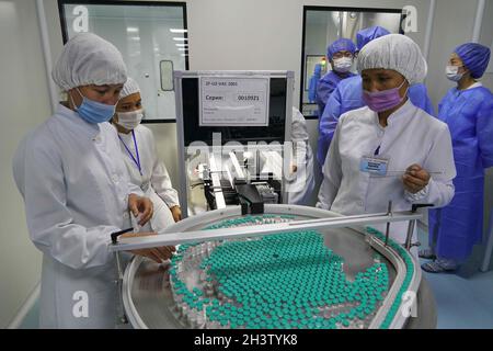 (211030) -- PEKING, 30. Oktober 2021 (Xinhua) -- Mitarbeiter arbeiten an einer Produktionslinie für COVID-19-Impfstoff in den usbekischen Pharmaunternehmen Jurabek Laboratories in Usbekistan, 5. September 2021. Jurabek Laboratories hat sich mit dem chinesischen Biopharmazeutikum Anhui Zhifei Longcom auf die lokale Produktion des Impfstoffs ZF-UZ-VAC2001 geeinigt. (Foto von Zafar Khalilov/Xinhua) Stockfoto