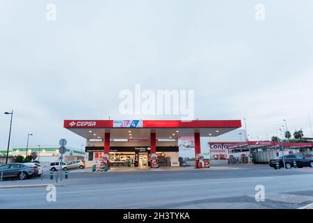 Benidorm, Alicante, Spanien, 26. Oktober 2021 : Cepsa-Tankstelle mit Carrefour-Geschäft in einem Einkaufszentrum. Weitwinkelansicht. Stockfoto