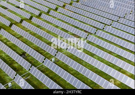 (211030) -- PEKING, 30. Oktober 2021 (Xinhua) -- Luftfoto vom 14. August 2021 zeigt ein Photovoltaikkraftwerk im Dorf Masa, Bezirk Hongyuan der tibetischen und autonomen Präfektur Qiang, südwestlich der chinesischen Provinz Sichuan. (Xinhua/Jiang Hongjing) Stockfoto