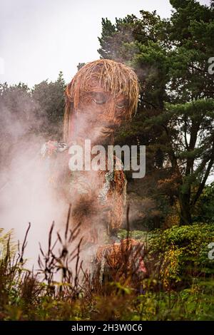 Edinburgh, Schottland. Samstag, 30. Oktober 2021. Im Rahmen des Scottish International Storytelling Festival und des Scotland’s Year of Coasts and Waters 20/21 erscheint der 10 Meter hohe PUPPENSTURM von Vision Mechanics im Royal Botanic Gardens Edinburgh. STORM ist eine zehn Meter hohe Marionette, eine Göttin des Meeres, die vollständig aus recycelten und natürlichen Materialien hergestellt wird. STURM ist durch die Straßen Schottlands gegangen und hat alle ermutigt, die Meere zu feiern, die Sorge um die Küsten zu fördern und die Menschen dazu zu befähigen, die Umwelt an die erste Stelle zu setzen. Stockfoto