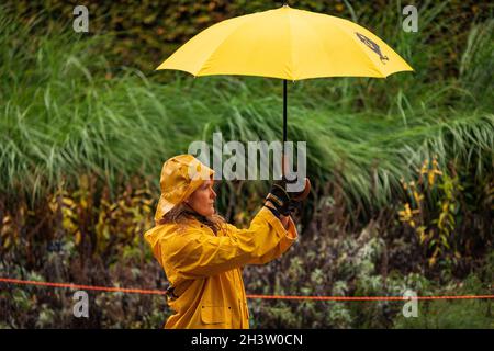 Edinburgh, Schottland. Samstag, 30. Oktober 2021. Im Rahmen des Scottish International Storytelling Festival und des Scotland’s Year of Coasts and Waters 20/21 erscheint der 10 Meter hohe PUPPENSTURM von Vision Mechanics im Royal Botanic Gardens Edinburgh. STORM ist eine zehn Meter hohe Marionette, eine Göttin des Meeres, die vollständig aus recycelten und natürlichen Materialien hergestellt wird. STURM ist durch die Straßen Schottlands gegangen und hat alle ermutigt, die Meere zu feiern, die Sorge um die Küsten zu fördern und die Menschen dazu zu befähigen, die Umwelt an die erste Stelle zu setzen. Stockfoto