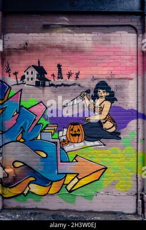 Portland, Maine - USA - 10-28-2021: Halloween Street Art an einer Wand in der Nähe der Zeit und Temperatur Gebäude in Portland Maine. Stockfoto