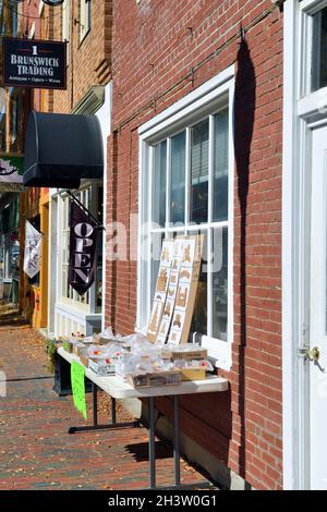 Gardiner, Maine, USA. Shop zeigen einige seiner Waren auf dem Bürgersteig auf einer angenehmen und ordentlichen Hauptstraße in der kleinen Maine Gemeinschaft von Gardiner. Stockfoto