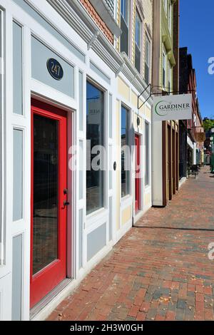 Gardiner, Maine, USA. Geschäfte entlang der angenehmen und ordentlichen Hauptstraße in der kleinen Maine-Gemeinde Gardiner. Stockfoto