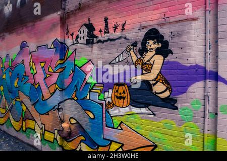 Portland, Maine - USA - 10-28-2021: Halloween Street Art an einer Wand in der Nähe der Zeit und Temperatur Gebäude in Portland Maine. Stockfoto