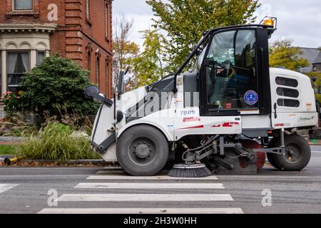 Portland, Maine - U.S.A. - 10-28-2021: Ein Straßenkehrer reinigt die Straßen in Portland Maine. Stockfoto