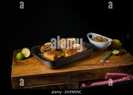 Knusprig gebratene Schweineknöchel aus dem Ofen Stockfoto