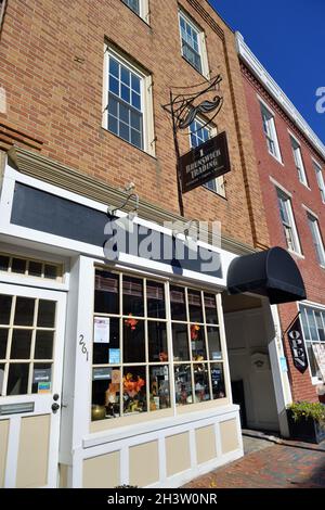 Gardiner, Maine, USA. Geschäfte entlang der angenehmen und ordentlichen Hauptstraße in der kleinen Maine-Gemeinde Gardiner. Stockfoto