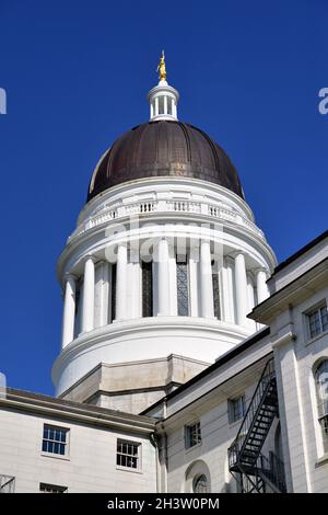 Augusta, Maine, USA. Das Maine State Capitol Building, auch bekannt als das Maine State House, wurde 1832 aus Maine Granit gebaut. Stockfoto