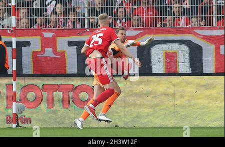 Berlin, Deutschland. 30. Oktober 2021. firo 1. Bundesliga. 2021/2022 Fußball: Fuvuball: 30.10.2021 Union Berlin - FC Bayern Mvºnchen München Manuel Neuer, Duels, Versus, Timo Baumgartl Credit: dpa/Alamy Live News Stockfoto