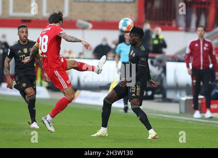 Berlin, Deutschland. 30. Oktober 2021. firo 1. Bundesliga. 2021/2022 Fußball: Fuvuball: 30.10.2021 Union Berlin - FC Bayern Mvºnchen Muenchen Duels, Alphonso Davies, Versus, Christopher Trimmel Credit: dpa/Alamy Live News Stockfoto