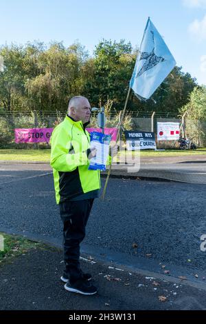 Flughafen Farnborough, Hampshire, Großbritannien. Oktober 2021. Klimaaktivisten des Extinction Rebellion blockieren den größten privaten Flughafen Großbritanniens vor der COP26-Konferenz in Glasgow. Sie protestieren gegen private Flüge der Superreichen, die hohe CO2-Emissionen ausstoßen und maßgeblich zur globalen Erwärmung und zur Klimakrise beitragen. Bild: Gillian Pullinger/ Alamy Stockfoto