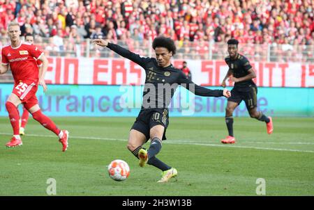 Berlin, Deutschland. 27. Oktober 2021. firo 1. Bundesliga. 2021/2022 Fußball: Fuvuball: 30.10.2021 Union Berlin - FC Bayern Mvºnchen München Leroy Sane, Einzelaktion, Fazit Quelle: dpa/Alamy Live News Stockfoto