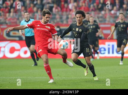 Berlin, Deutschland. 30. Oktober 2021. firo 1. Bundesliga. 2021/2022 Fußball: Fuvuball: 30.10.2021 Union Berlin - FC Bayern Mvºnchen Muenchen Duels, Rani Khedira, Versus, Leroy Sane Credit: dpa/Alamy Live News Stockfoto