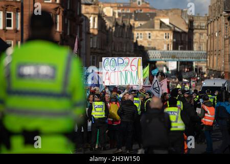 Glasgow, Großbritannien. Eine Veranstaltung, die als Òopening ceremonyÓ zur 26. UN-Klimakonferenz, bekannt als COP26, am 30. Oktober 2021 in Glasgow, Großbritannien, angesehen wird. Der marsch beinhaltete Extinction Rebellion, Pilgrims for the Futrue und die in Glasgow ansässigen Künstler Zoe Walker und Neil Bromwich, die die ÔSerpent of CapitalismÕ paradierten. Foto: Jeremy Sutton-Hibbert/Alamy Live News. Stockfoto