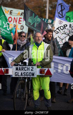 Glasgow, Großbritannien. Eine Veranstaltung, die als Òopening ceremonyÓ zur 26. UN-Klimakonferenz, bekannt als COP26, am 30. Oktober 2021 in Glasgow, Großbritannien, angesehen wird. Der marsch beinhaltete Extinction Rebellion, Pilgrims for the Futrue und die in Glasgow ansässigen Künstler Zoe Walker und Neil Bromwich, die die ÔSerpent of CapitalismÕ paradierten. Foto: Jeremy Sutton-Hibbert/Alamy Live News. Stockfoto