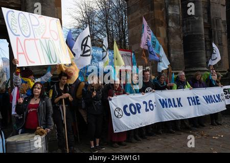 Glasgow, Großbritannien. Eine Veranstaltung, die als Òopening ceremonyÓ zur 26. UN-Klimakonferenz, bekannt als COP26, am 30. Oktober 2021 in Glasgow, Großbritannien, angesehen wird. Der marsch beinhaltete Extinction Rebellion, Pilgrims for the Futrue und die in Glasgow ansässigen Künstler Zoe Walker und Neil Bromwich, die die ÔSerpent of CapitalismÕ paradierten. Foto: Jeremy Sutton-Hibbert/Alamy Live News. Stockfoto