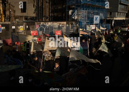 Glasgow, Großbritannien. Eine Veranstaltung, die als Òopening ceremonyÓ zur 26. UN-Klimakonferenz, bekannt als COP26, am 30. Oktober 2021 in Glasgow, Großbritannien, angesehen wird. Der marsch beinhaltete Extinction Rebellion, Pilgrims for the Futrue und die in Glasgow ansässigen Künstler Zoe Walker und Neil Bromwich, die die ÔSerpent of CapitalismÕ paradierten. Foto: Jeremy Sutton-Hibbert/Alamy Live News. Stockfoto