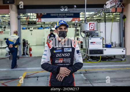 Buemi Sebastien (SWI), Toyota Gazoo Racing, Toyota GR010 - Hybrid, Portrait während der 6 Stunden von Bahrain, 5. Lauf der FIA-Langstrecken-Weltmeisterschaft 2021, FIA WEC, auf dem Bahrain International Circuit, vom 28. Bis 30. Oktober 2021 in Sakhir, Bahrain - Foto: Germain Hazard/DPPI/LiveMedia Stockfoto