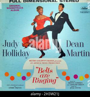 Dean Martin und Judy Holliday Bells aus den 1960er Jahren klingeln das Original Vintage Record Cover Album Vinyl Front Cover Stockfoto