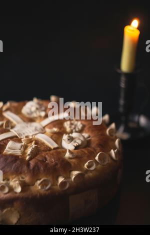 Hausgemachtes, dekoriertes serbisches slavebrot, sveti luka Stockfoto