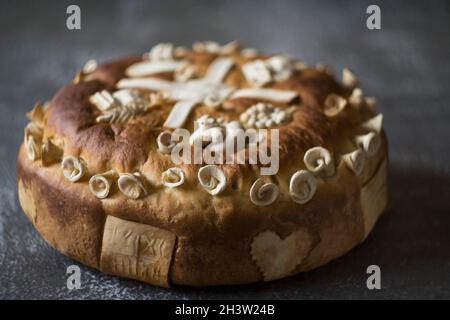 Hausgemachtes, dekoriertes serbisches slavebrot, sveti luka Stockfoto