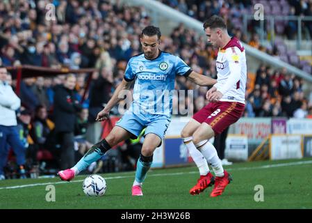 Elliot Watt von Bradford City (rechts) und Kane Wilson von Forest Green Rovers kämpfen während des zweiten Spiels der Sky Bet League im utilita Energy Stadium, Bradford, um den Ball. Bilddatum: Samstag, 30. Oktober 2021. Stockfoto