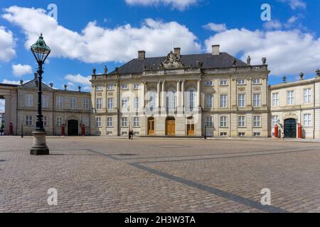 Blick auf den Christlichen VII. Palast auf dem Amalienborg Schlossplatz in Kopenhagen Stockfoto