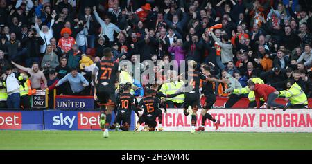 Sheffield, England, 30. Oktober 2021. Blackpool-Spieler und -Fans feiern ihren Gewinner beim Sky Bet Championship-Spiel in der Bramall Lane, Sheffield. Bildnachweis sollte lauten: Alistair Langham / Sportimage Stockfoto