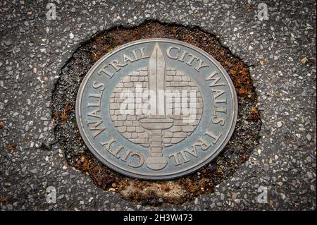 Messingtafel, die den Weg der Stadtmauer in Chichester, West Sussex, Großbritannien, zeigt Stockfoto