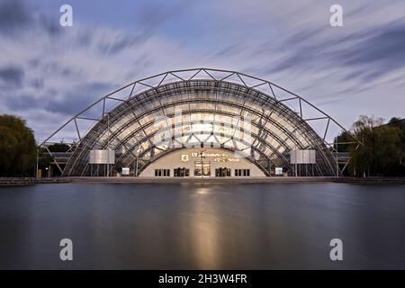 Glashalle und Westeingang der Neuen Leipziger Messe. Stockfoto