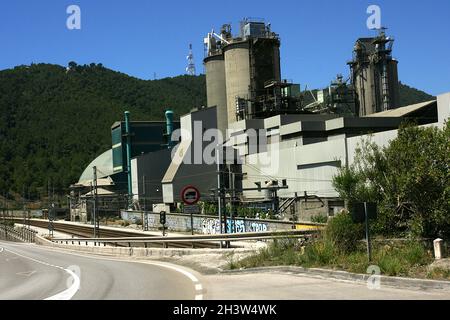 Zementfabrik in Vallcarca an der Küste von El Garraf, Barcelona, Katalonien, Spanien, Europa Stockfoto