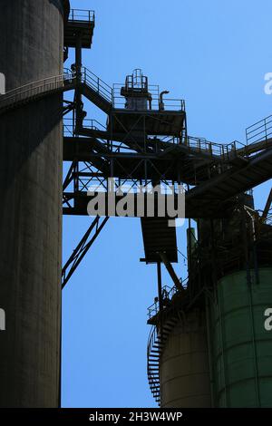 Zementfabrik in Vallcarca an der Küste von El Garraf, Barcelona, Katalonien, Spanien, Europa Stockfoto