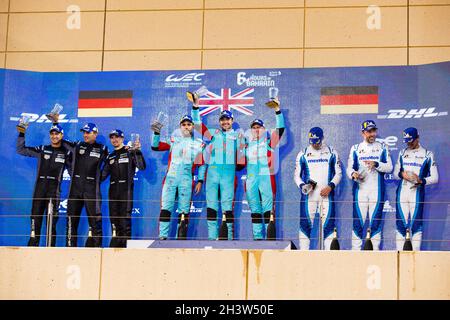 33 Keating Ben (usa), Pereira Dylan (Lux), Fraga Roppe (BH), TF Sport, Aston Martin Vantage AMR, 77 Ried Christian (ger), Evans Jaxon (nzl), Campbell Matt (Auts), Dempsey-Proton Racing, Porsche 911 RSR - 19, 56 Perfetti Egidio (NOR), Cairoli Matteo (ita), Pera, RiccarTeam 1 Porsche 911 RSR - 19, Podium während der 6 Stunden von Bahrain, 5. Lauf der FIA-Langstrecken-Weltmeisterschaft 2021, FIA WEC, auf dem Bahrain International Circuit, vom 28. Bis 30. Oktober 2021 in Sakhir, Bahrain - Foto: Joao Filipe/DPPI/LiveMedia Stockfoto