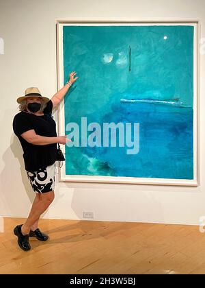 Frau, die vor einem Kunstwerk von Helen Frankenthaler im Palm Springs Art Museum in Kalifornien steht Stockfoto